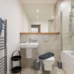 Lejlighed Modern & Spacious 1 Bedroom In *