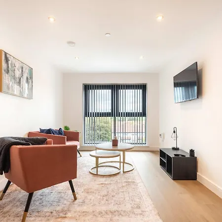 Modern & Spacious 1 Bedroom In *