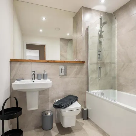 Daire Modern & Spacious 1 Bedroom In