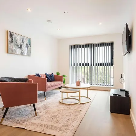 Modern & Spacious 1 Bedroom In Apartment *