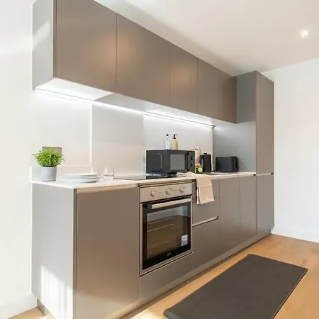 Modern & Spacious 1 Bedroom In *