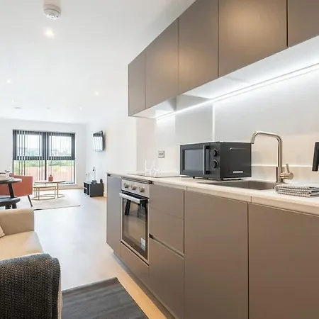 Modern & Spacious 1 Bedroom In * 리즈