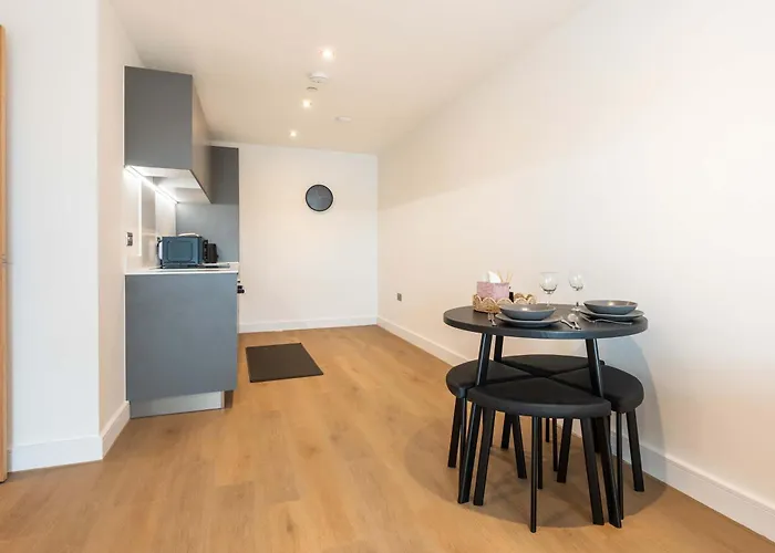 Modern & Spacious 1 Bedroom In *
