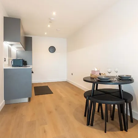 Modern & Spacious 1 Bedroom In *