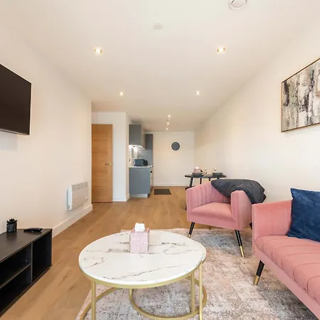 Modern & Spacious 1 Bedroom In דירה