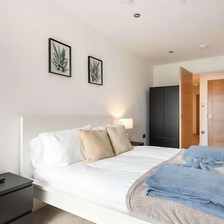 Modern & Spacious 1 Bedroom In *